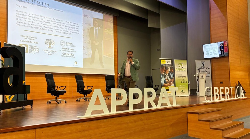 Ángel González, CEO de GlobátiKa, en una ponencia sobre ciberseguridad