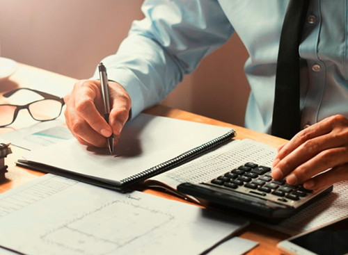 Perito contable mercantil analizando la contabilidad de una empresa