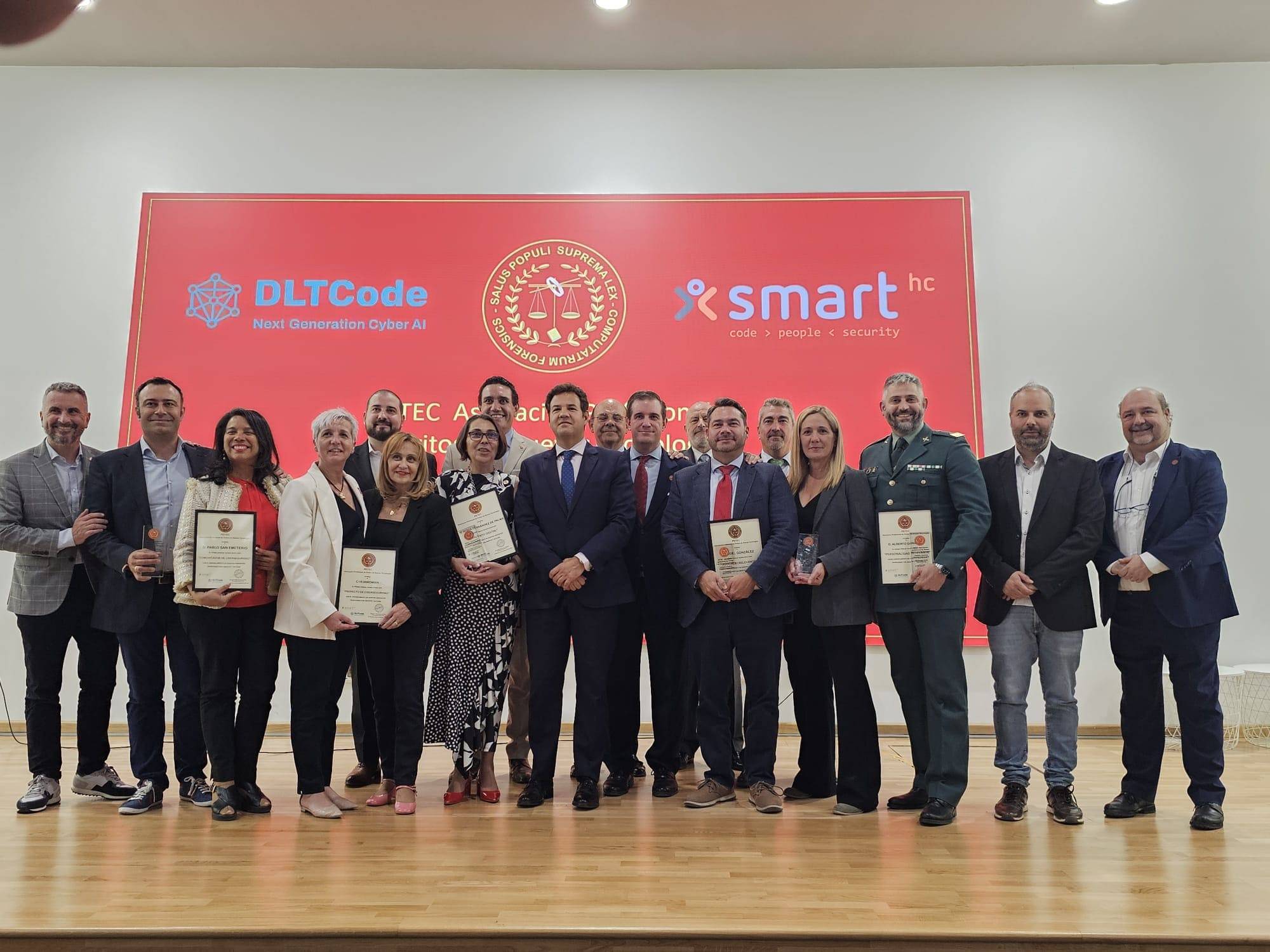 Foto de grupo de los galardonados en los Premios PETEC 2024