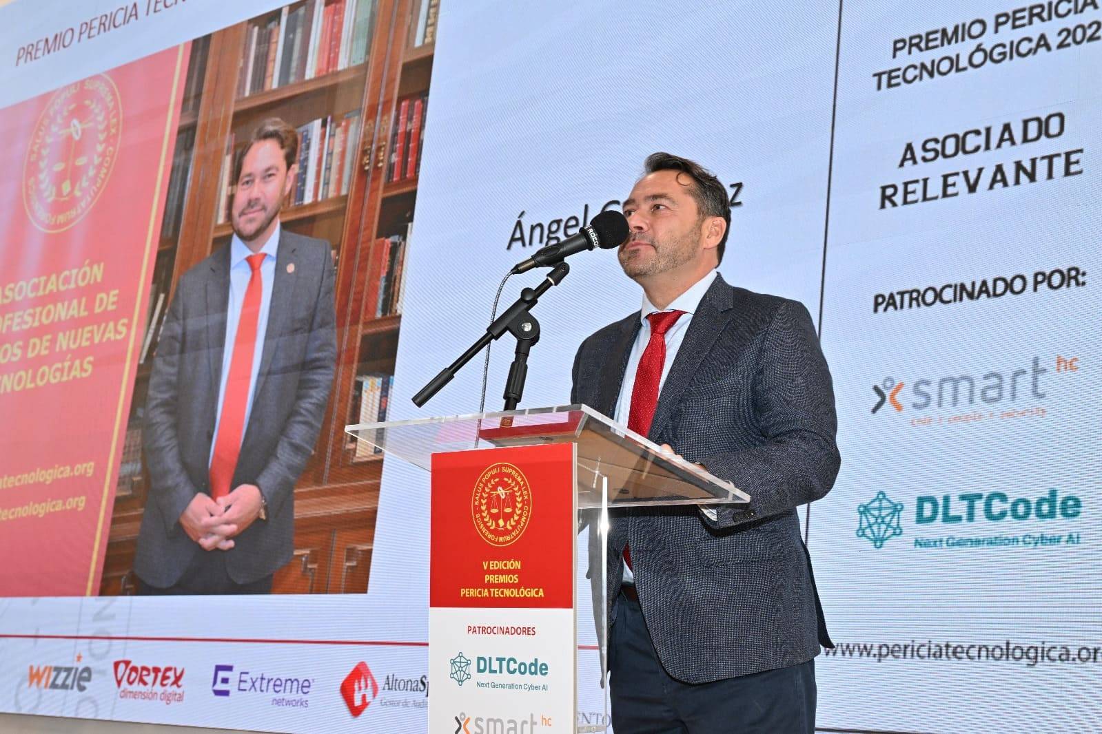 Ángel González en el escenario de los Premios PETEC 2024