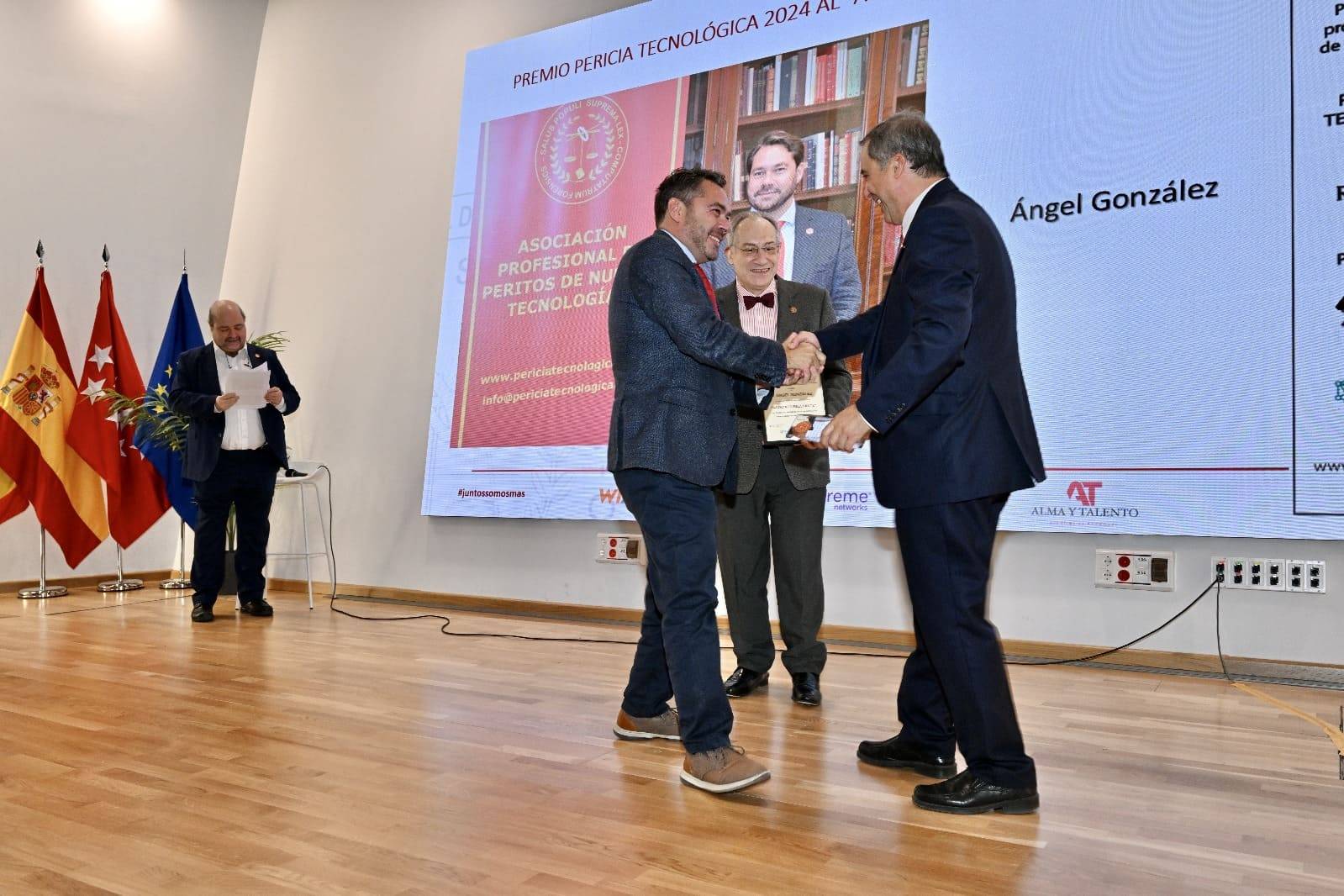 Ángel González recibe su reconocimiento en los Premios PETEC 2024