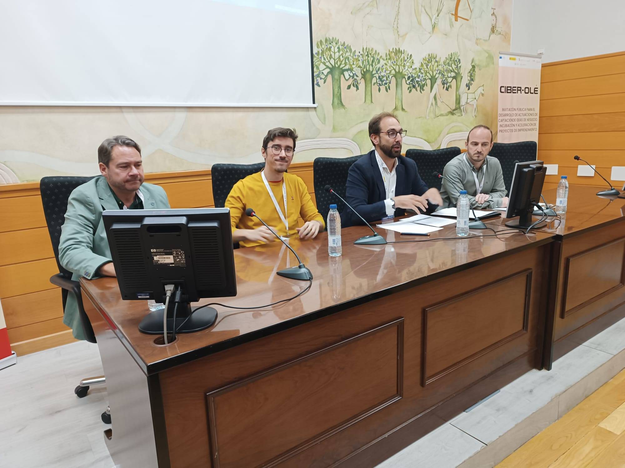 Mesa Redonda: La Importancia de los Servicios en el Ecosistema Emprendedor 
